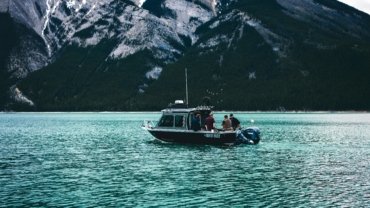Iconic view of turquoise Lake Louise in Banff National Park, Canadian Rockies, surrounded by majestic mountains and lush forests, perfect for unforgettable travel packages.