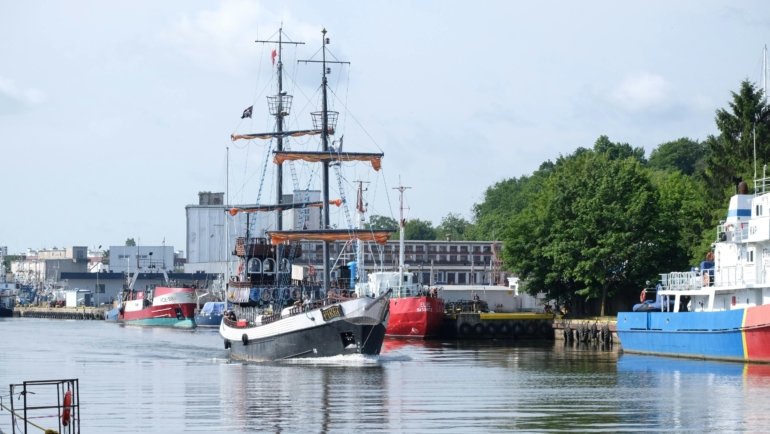 Visualizing global trade and travel evolution, from ancient merchant routes and exploration to modern entrepreneurship, e-commerce, and digital nomadism, highlighting interconnectedness and international business opportunities.