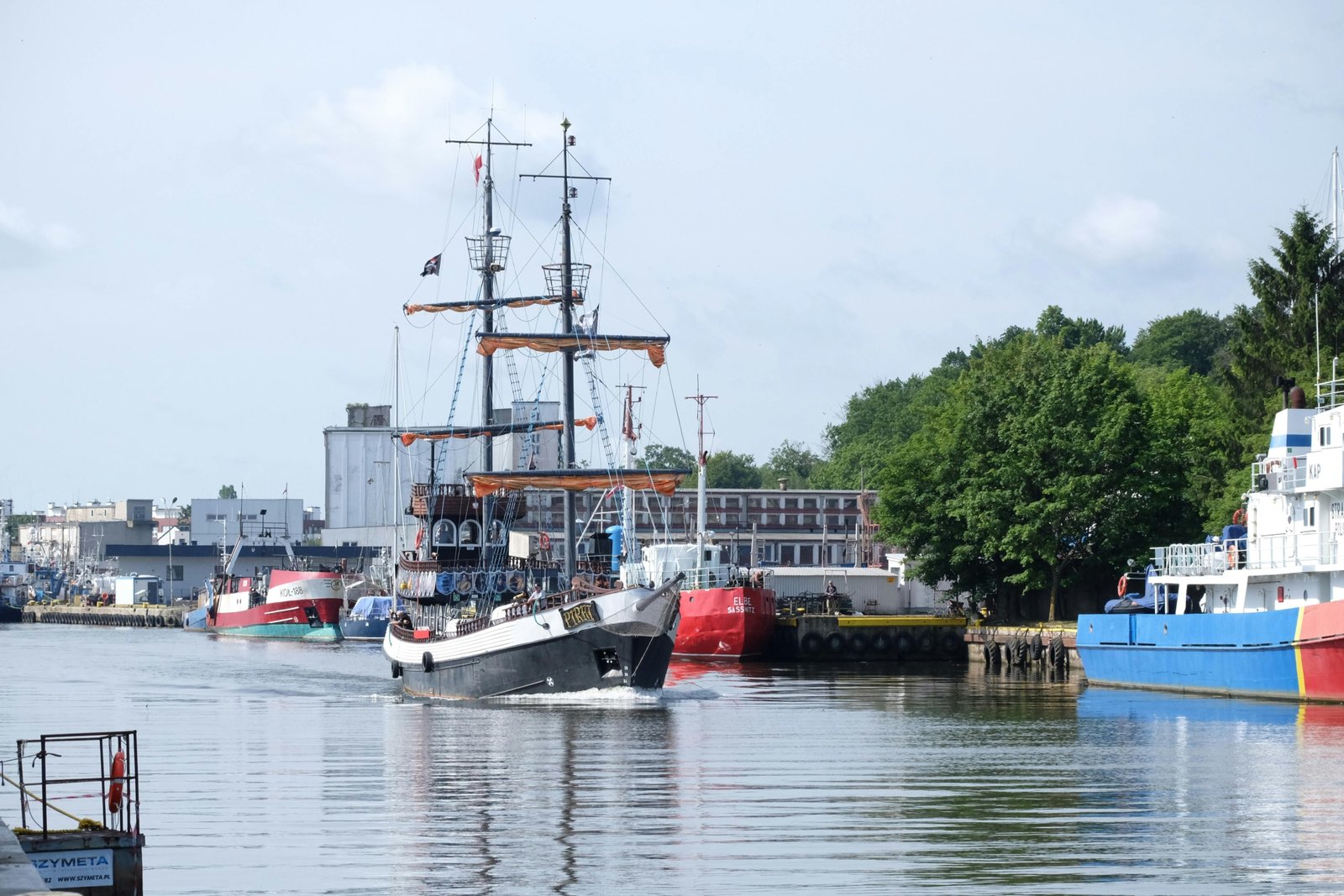 Visualizing global trade and travel evolution, from ancient merchant routes and exploration to modern entrepreneurship, e-commerce, and digital nomadism, highlighting interconnectedness and international business opportunities.