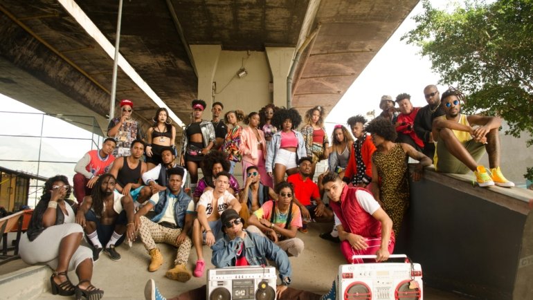 Travel Fox retro 90s high-top leather sneakers, symbolizing urban fashion and hip-hop culture with timeless style and comfort.