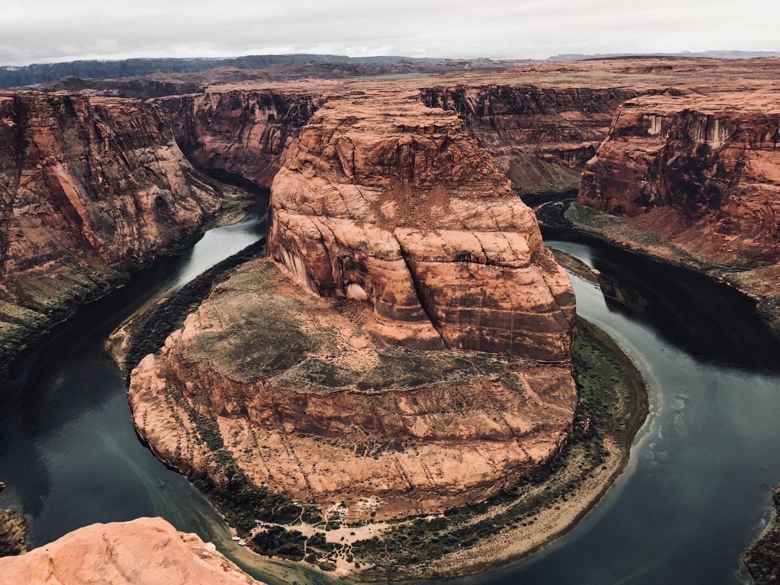 Breathtaking panoramic view of the Grand Canyon's vast, colorful landscape under a clear sky, representing ideal conditions for a visit during spring or fall.