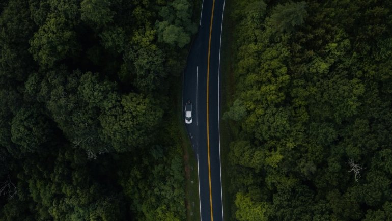 Gatlinburg TN travel packages offering unforgettable vacations in the Great Smoky Mountains, featuring scenic views, diverse activities, and convenient lodging options for families, couples, or adventurers.