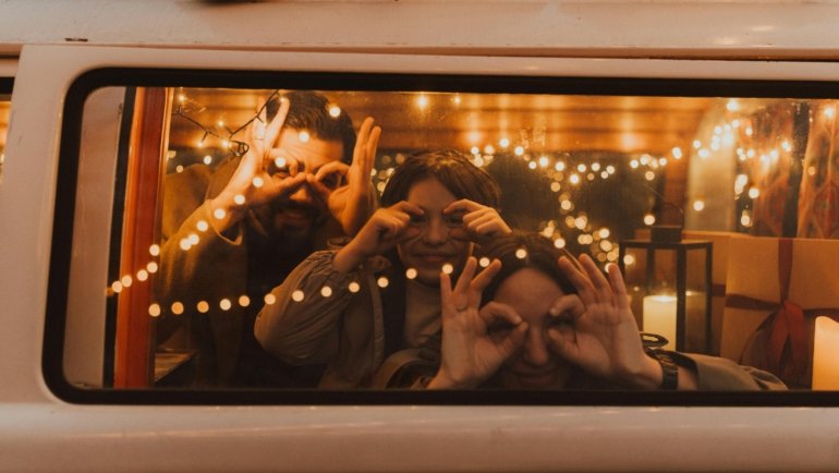 Thoughtful gifts for travelers, including essential travel gear, tech gadgets, and experience gift ideas to inspire their next adventure.