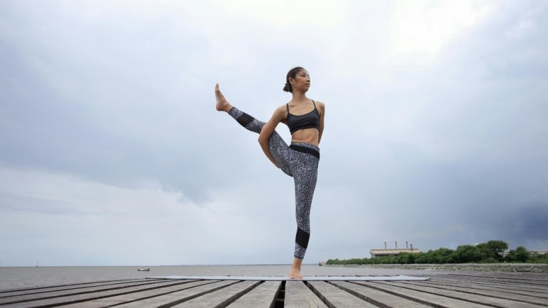 Traveling dental assistant in a modern clinic, representing a flexible and dynamic healthcare career with opportunities for professional growth and exploration.