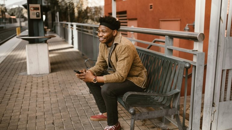 Hands configuring a smartphone for 'traveller setting' in a travel context, optimizing data, battery, and camera functions for a stress-free global trip.