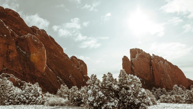 Diverse US travel destinations in February, featuring sunny beaches and snowy mountain landscapes for an ideal winter getaway.