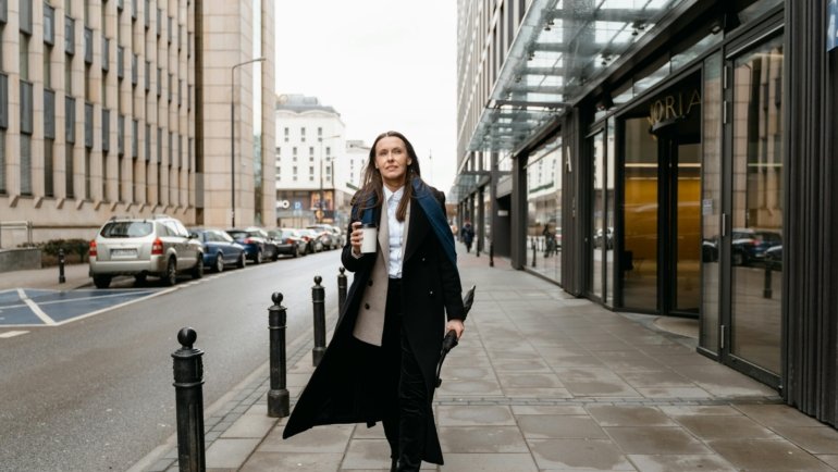 Stylish ceramic travel cup with silicone sleeve for pure-tasting coffee on the go, perfect for sustainable and elegant daily commutes.