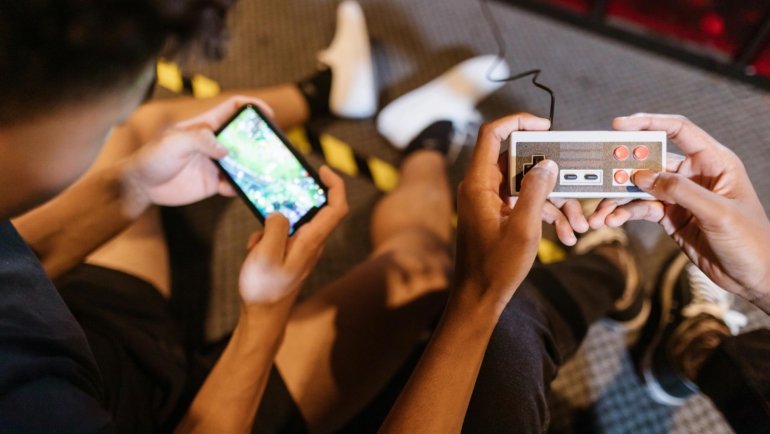 Friends collaborating and connecting in Final Fantasy XIV through Data Center Travel, enabling cross-server gaming and expanding the global player community.
