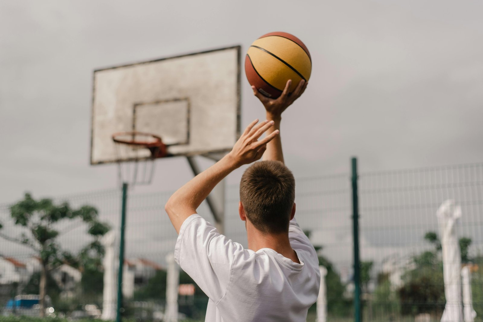 Basketball player executing a legal pivot move on the court, showcasing correct footwork and body control to avoid travel violations and master essential basketball rules.