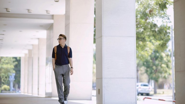 Comfortable and stylish mens travel shoes ideal for versatile journeys, perfect for urban exploration and light outdoor adventures.