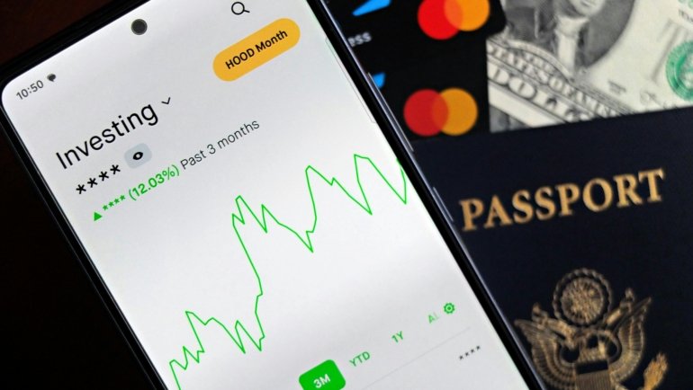 Hands holding a multi-currency travel card and various foreign banknotes, alongside a smartphone displaying a banking app for smart foreign currency exchange, illustrating effective money management for international travelers to save on conversion fees.