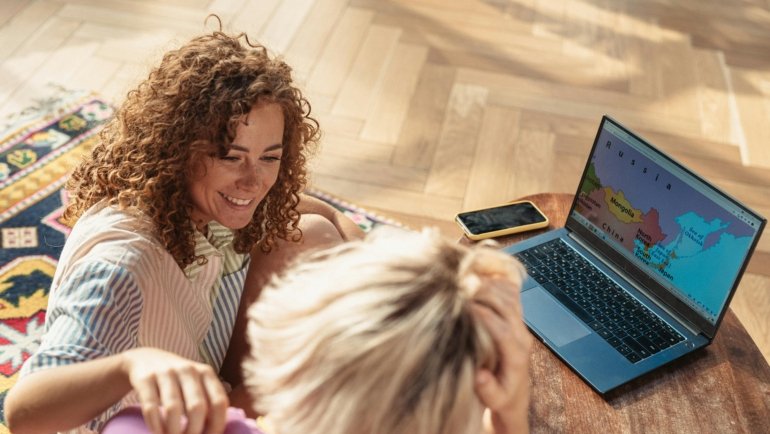 Happy travelers consulting a travel agency for expert personalized vacation planning, ensuring a stress-free and seamless dream getaway with professional guidance in 2025.