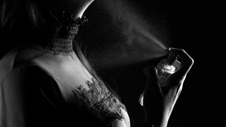 Compact Burberry Her Travel Spray held by stylish woman during travel, symbolizing luxury and convenience