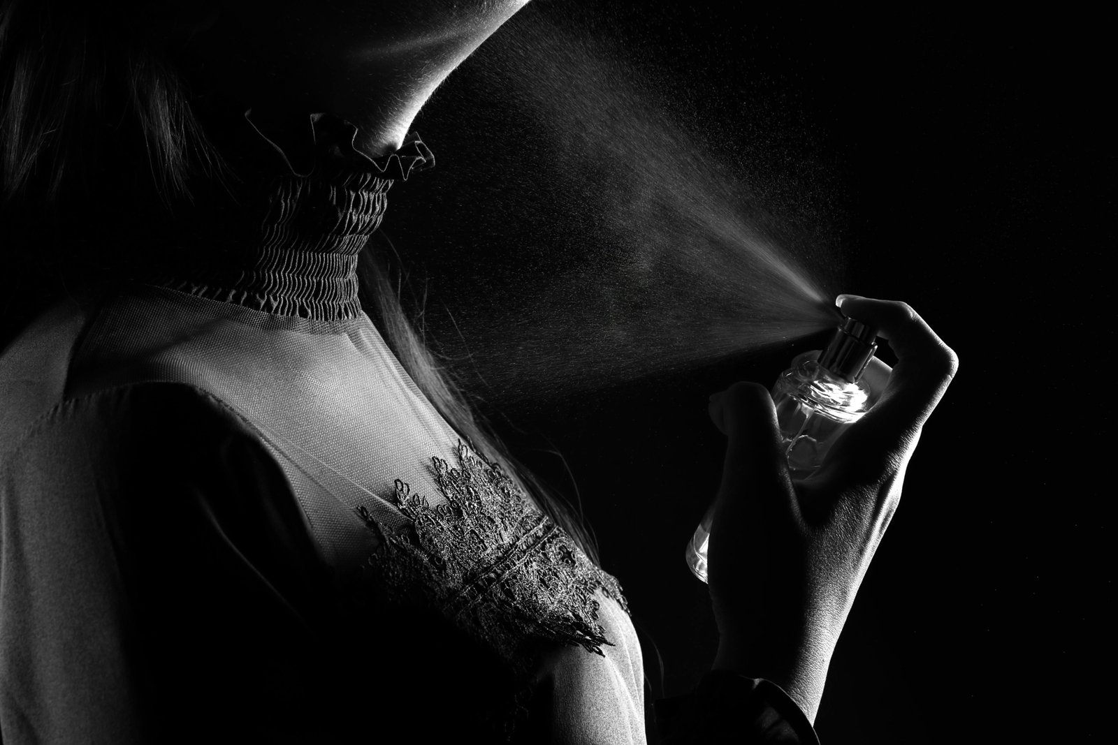 Compact Burberry Her Travel Spray held by stylish woman during travel, symbolizing luxury and convenience