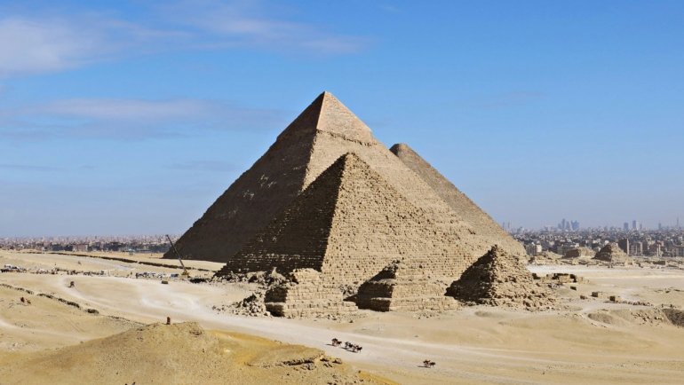 Sunny view of the Egyptian pyramids and desert landscape representing the best time to visit Egypt with pleasant weather