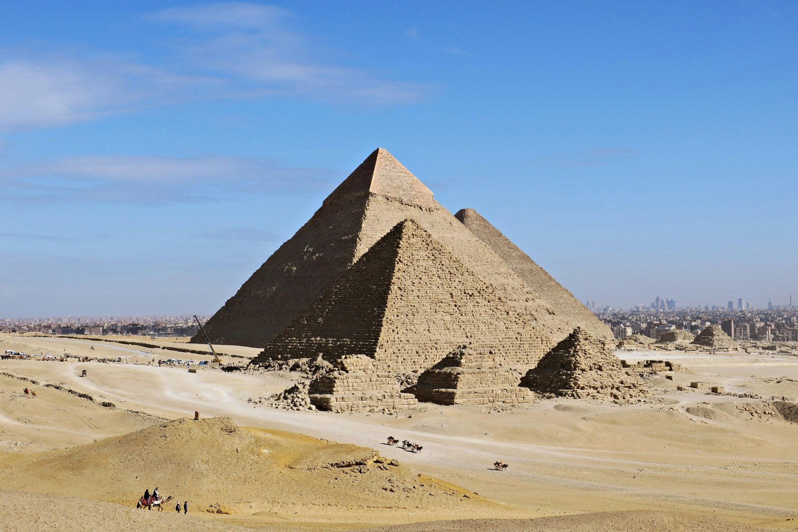 Sunny view of the Egyptian pyramids and desert landscape representing the best time to visit Egypt with pleasant weather