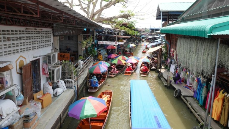 Collage of Thailand travel highlights featuring Bangkok markets, Chiang Mai temples, Phuket beaches, and Ayutthaya ruins