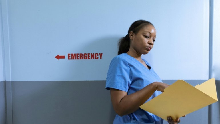 Travel nurse anesthetist preparing anesthesia in hospital setting showcasing flexible and diverse nursing career