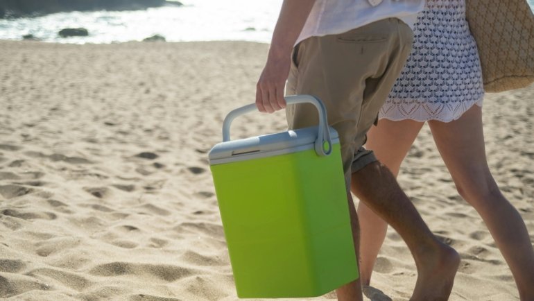 Portable insulin travel cooler case maintaining medication temperature during travel