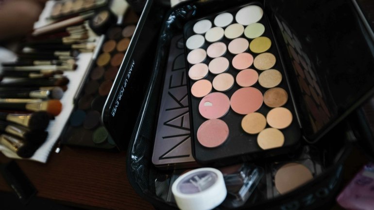 Compact travel makeup brush set in protective case for easy portability and flawless makeup application