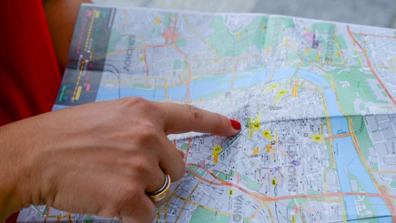 Detailed Manhattan travel guide map showing key landmarks and transit routes for easy navigation