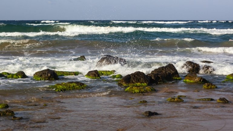 Visualization of sound waves traveling through air influenced by environmental conditions such as temperature gradients and obstacles