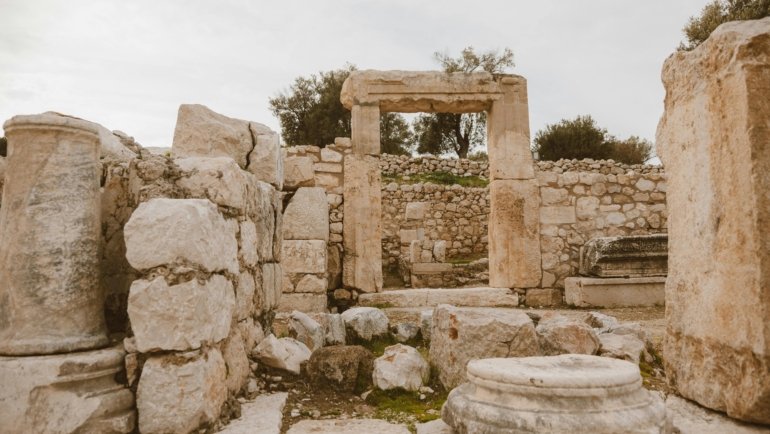 Minecraft player traveling through a glowing Nether portal to optimize fast travel between dimensions