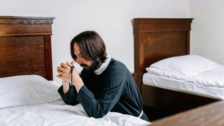 Traveler peacefully praying during a trip to maintain spiritual connection and inner peace