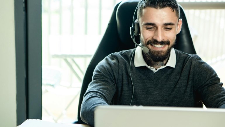 Travel case manager providing customer service and resolving travel claims with empathy and professionalism