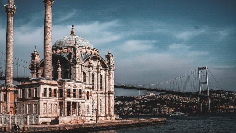 Iconic Turkish landmarks including Hagia Sophia and Cappadocia hot air balloons representing Turkey travel itinerary highlights