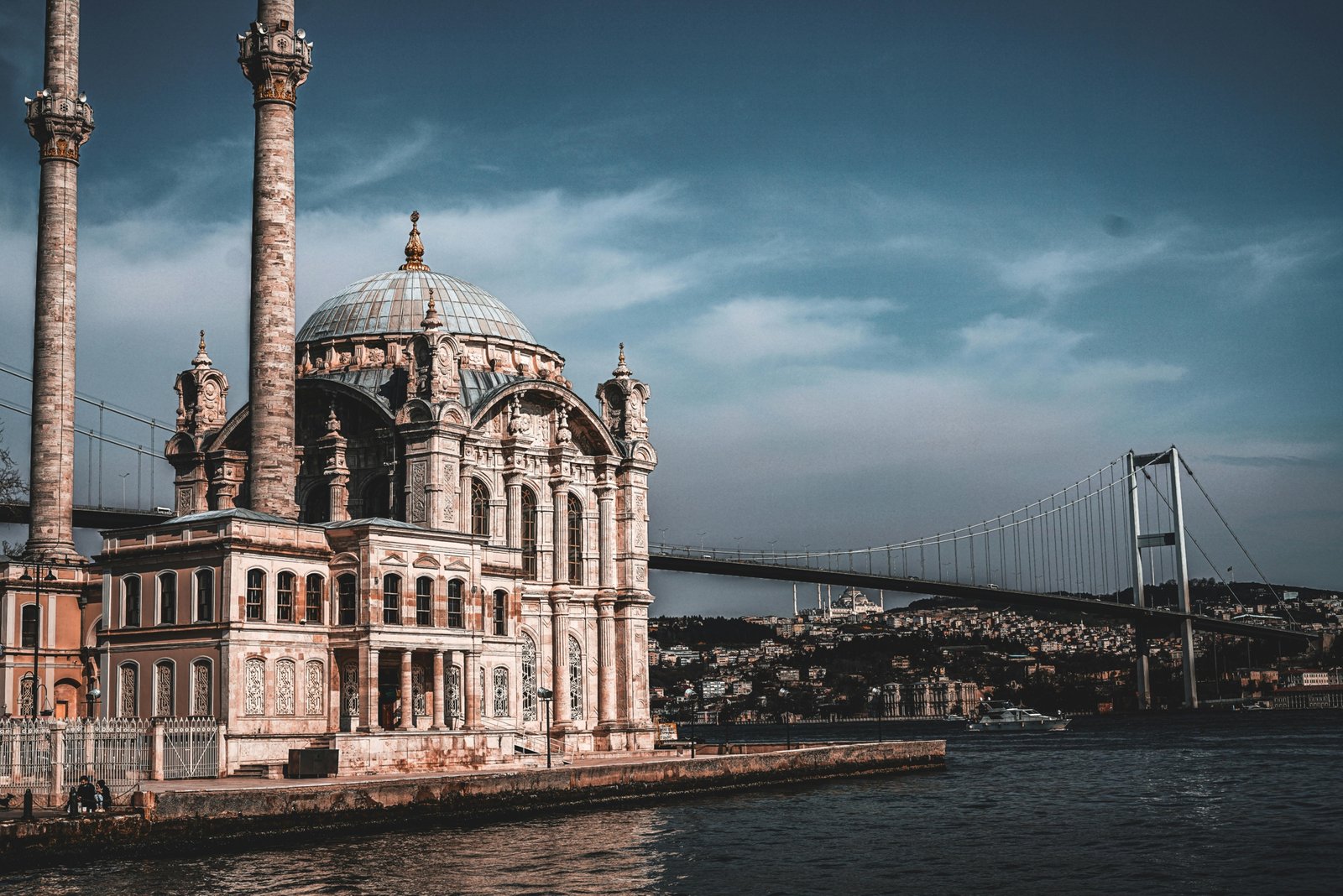 Iconic Turkish landmarks including Hagia Sophia and Cappadocia hot air balloons representing Turkey travel itinerary highlights