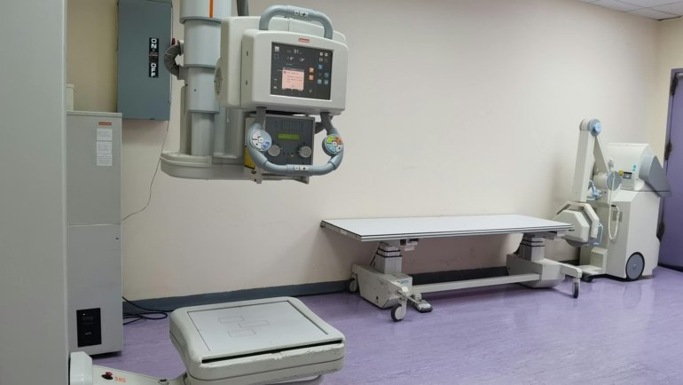 Travel x ray technologist operating portable x ray machine in hospital setting demonstrating flexible medical imaging career