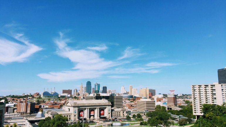 Scenic Midwest USA travel with urban skyline and natural landscapes combining city life and outdoor adventure