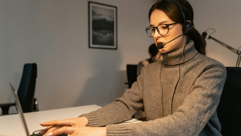 Capital One travel specialist providing customer service and managing travel bookings using computer and digital platforms