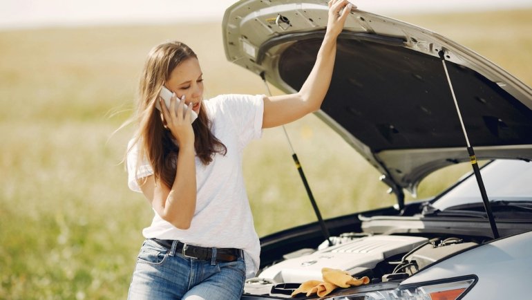 Mobile mechanic repairing a vehicle roadside to provide fast and reliable travel assistance