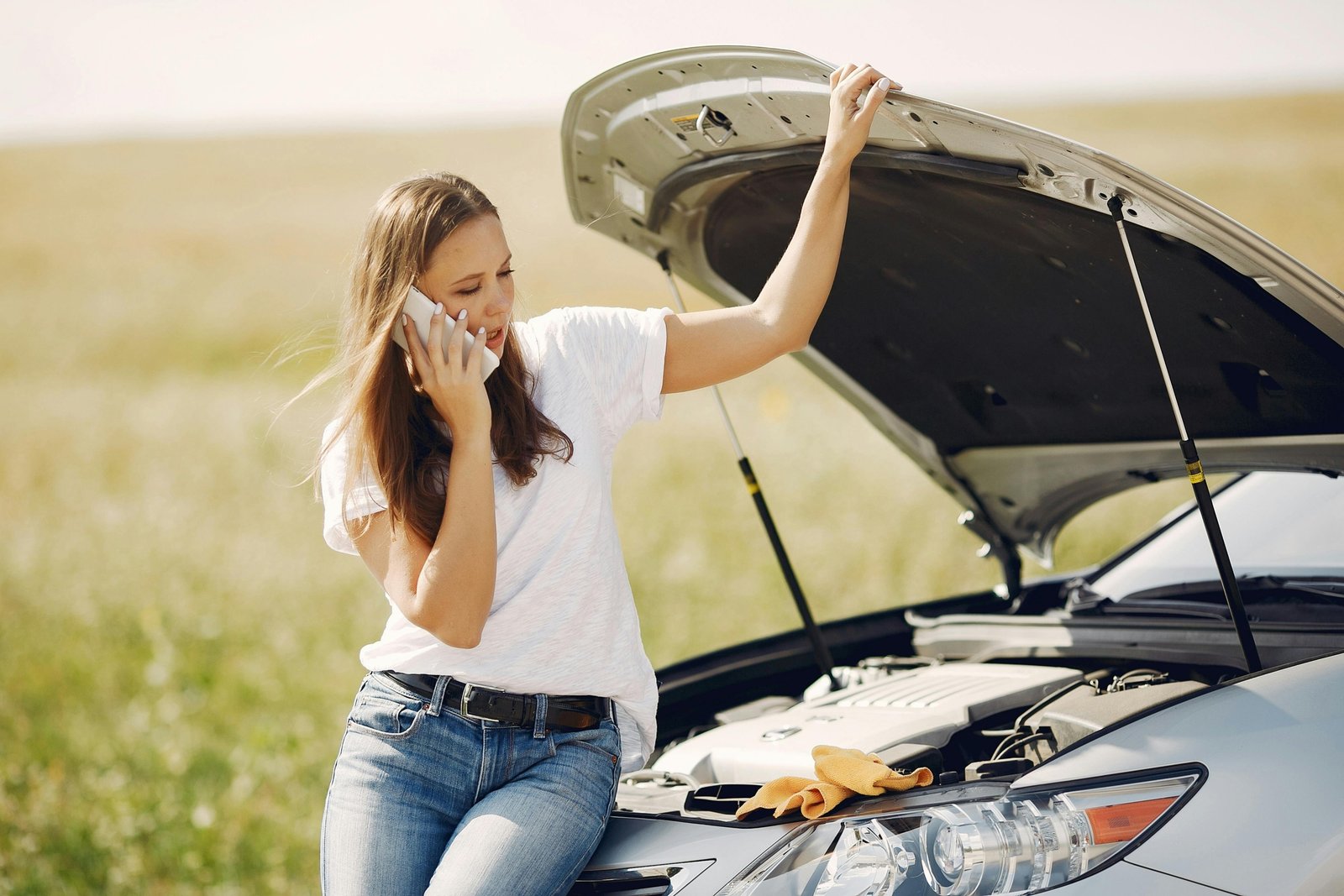Mobile mechanic repairing a vehicle roadside to provide fast and reliable travel assistance