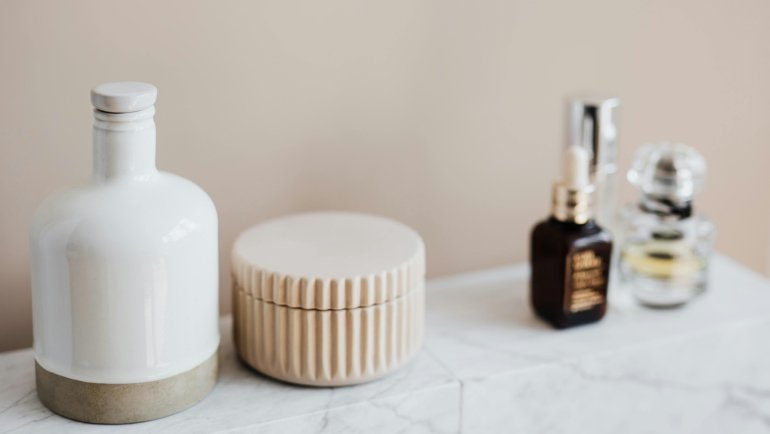 Organized travel toiletry bag with essential travel-sized shampoo, deodorant, toothbrush, and skincare products for a fresh and comfortable trip
