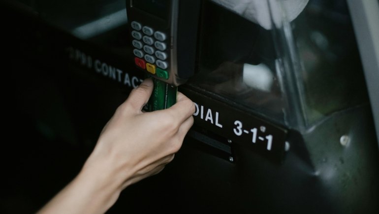 Traveler using debit card for secure payment abroad with no foreign transaction fees