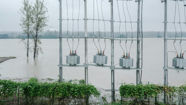 Electricity traveling through water highlighting electrical safety hazards near water bodies