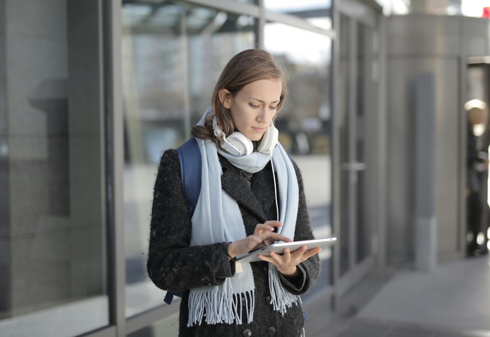 Traveler using portable power bank and smart luggage tracker during outdoor adventure in 2024