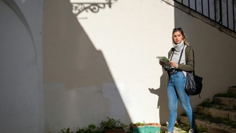 solo female traveler enjoying vibrant urban landscape in the USA during daytime