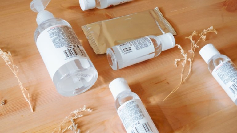 Portable travel wipes case keeping wipes fresh and moist for hygienic use during travel