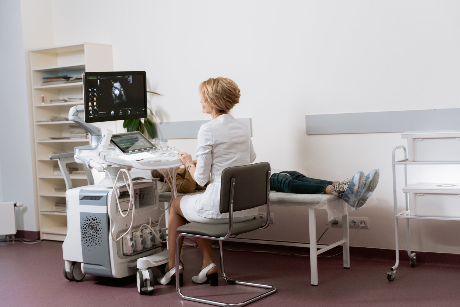 Cardiac sonographer performing echocardiogram in hospital, showcasing healthcare travel job experience