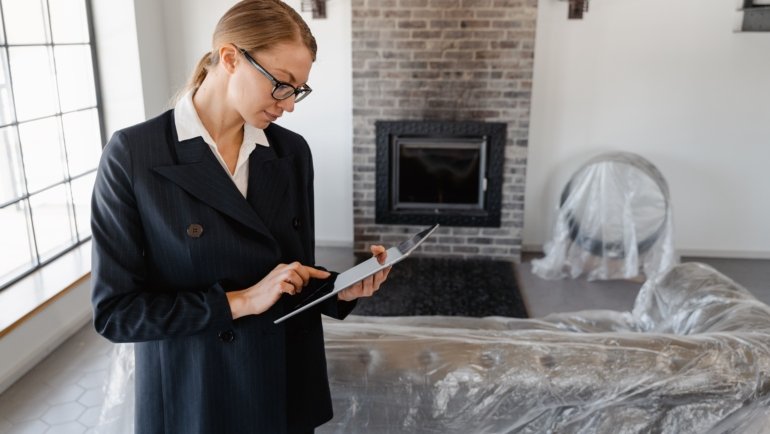 Travel nurse searching for reliable furnished housing options online before assignment