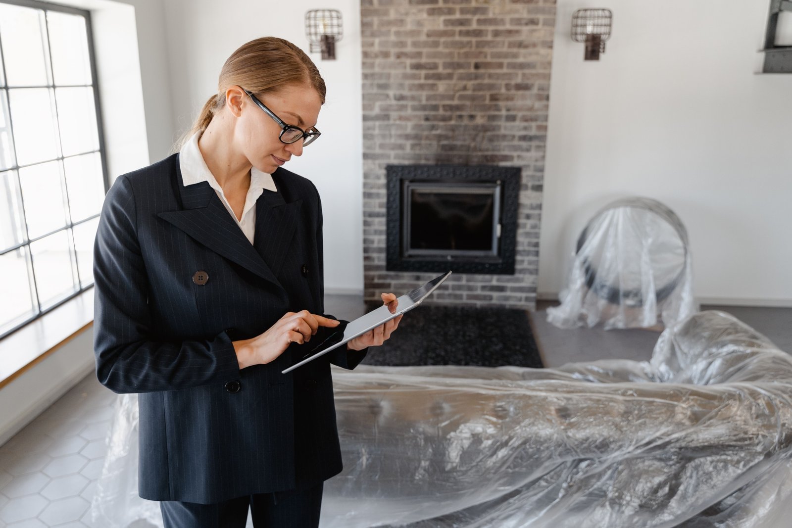 Travel nurse searching for reliable furnished housing options online before assignment