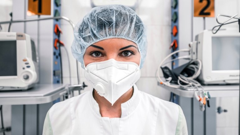 ICU travel nurse providing critical care in hospital intensive care unit