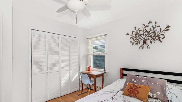 Furnished cozy room with bed, desk, and fast internet ideal for traveling nurse rental housing