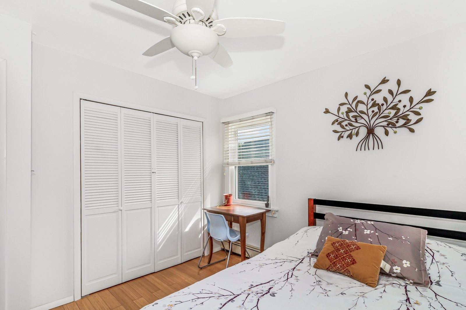 Furnished cozy room with bed, desk, and fast internet ideal for traveling nurse rental housing