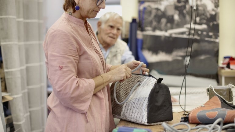 Sewing machine travel bag with padded protection and carrying straps for safe transport