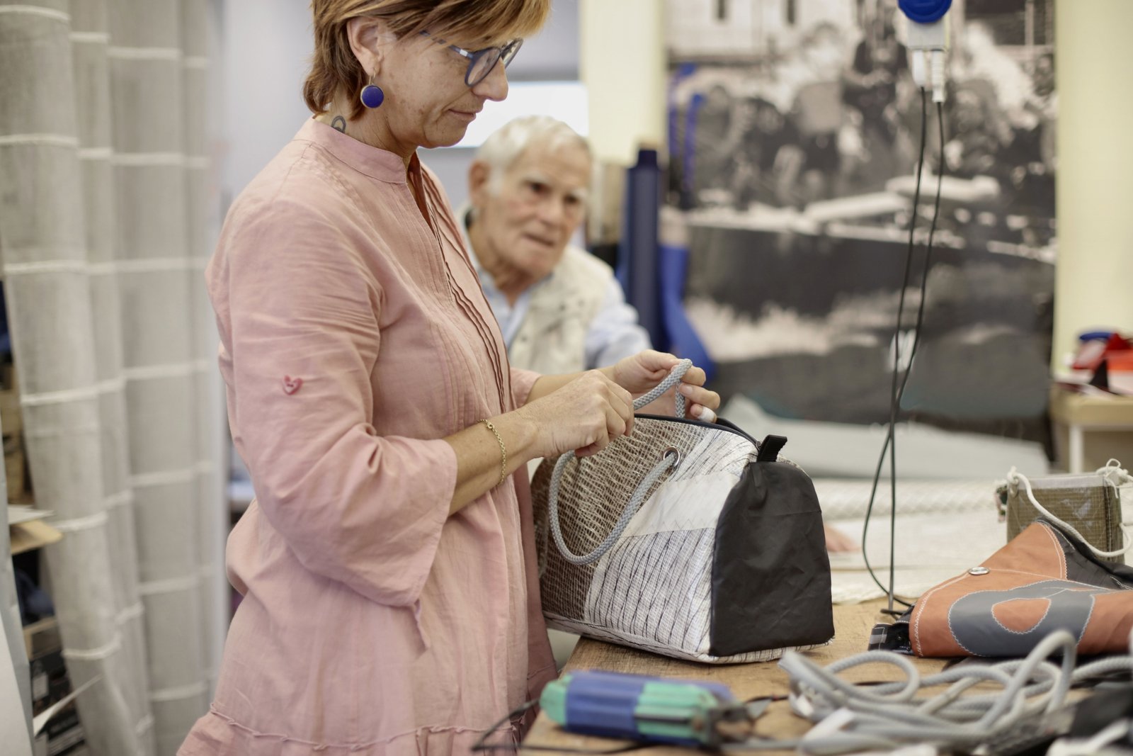 Sewing machine travel bag with padded protection and carrying straps for safe transport